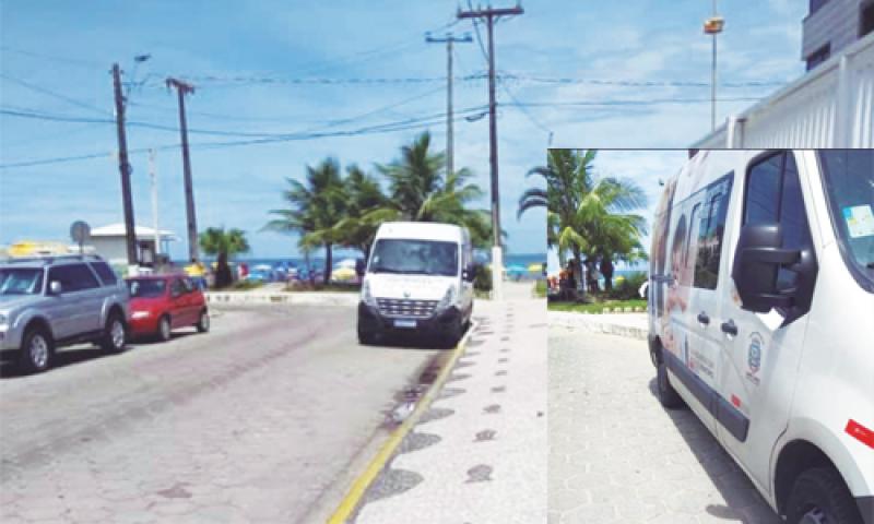 Van que pertence à Secretaria de Saúde é fotografada na Praia Mansa, em Caiobá