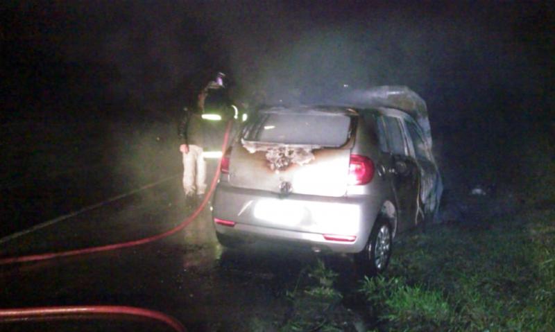 Bombeiros combatem incêndio em veículo na antiga 277