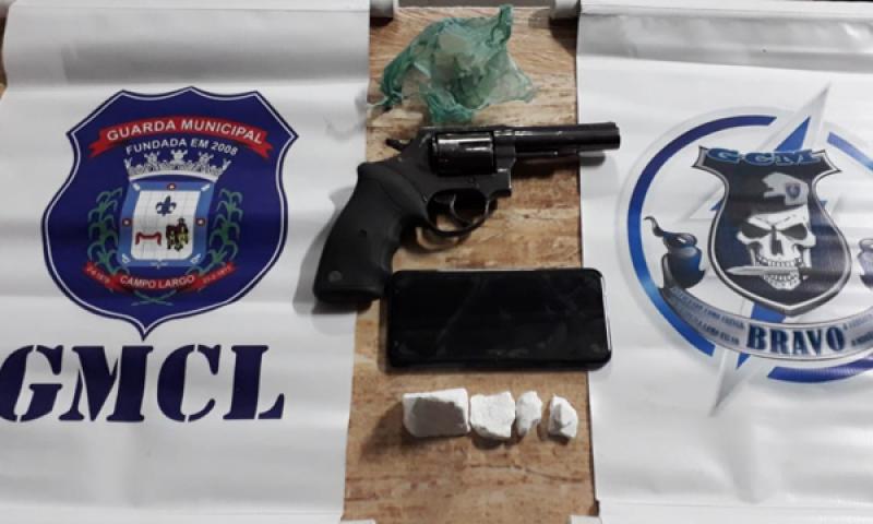Suspeito preso pela GM com arma e droga na Rondinha