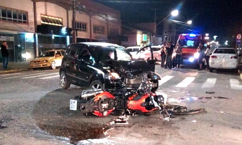 Motociclista e motorista socorridos pelo Siate em colisão frontal na Clotário Portugal