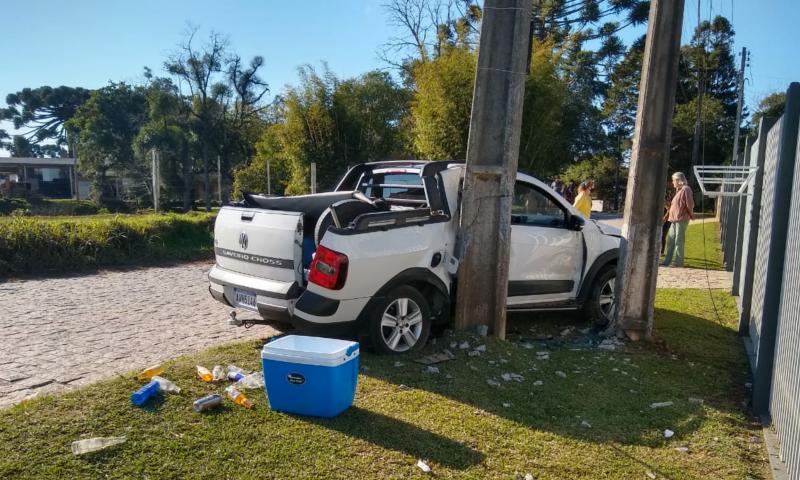 Siate socorre motorista após colisão em poste no Guabiroba