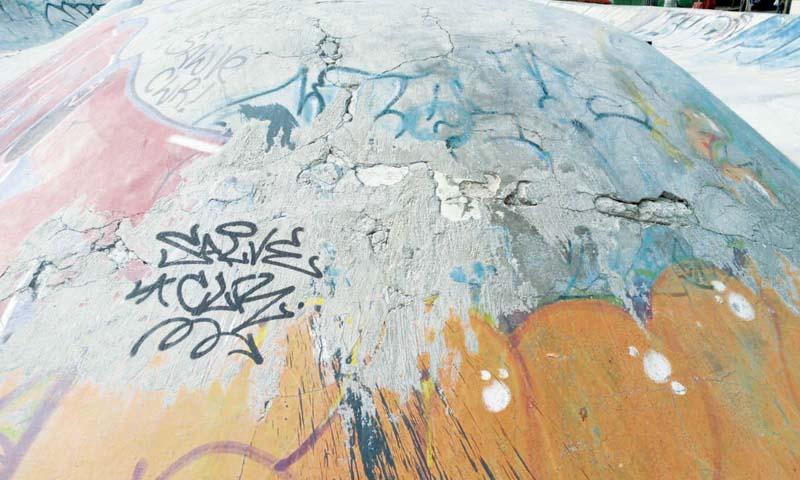 Skatistas se reúnem novamente para consertar a pista de skate