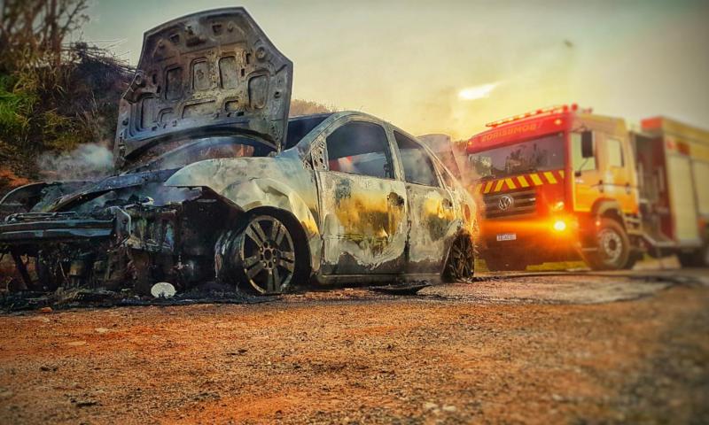 Corpo de Bombeiros atende dois incêndios em veículos 