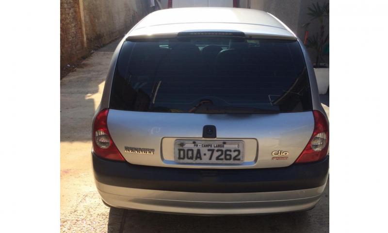 Renault Clio prata furtado no Centro