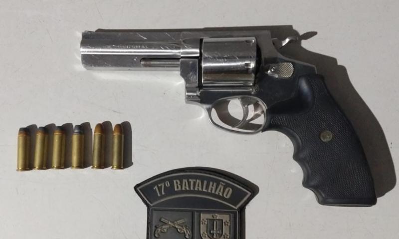 Homem e mulher detidos pela PM no Cercadinho com revólver e dinheiro