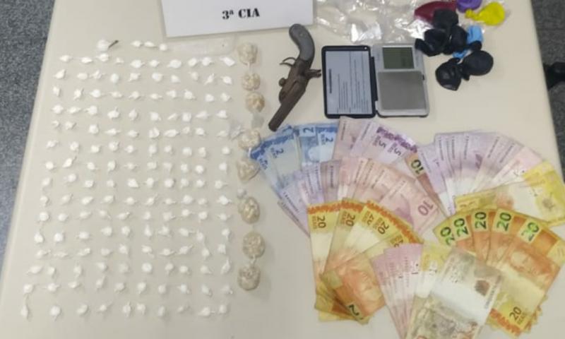 PM apreende drogas e prende suspeitos por tráfico no Jardim Esmeralda