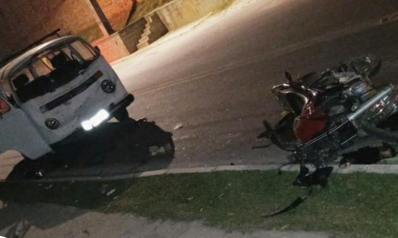 Três feridos em colisão frontal entre moto e Kombi na PR-510