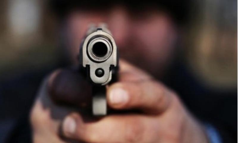 Indivíduo em Pálio cinza atira contra casal em outro veículo no Bom Jesus