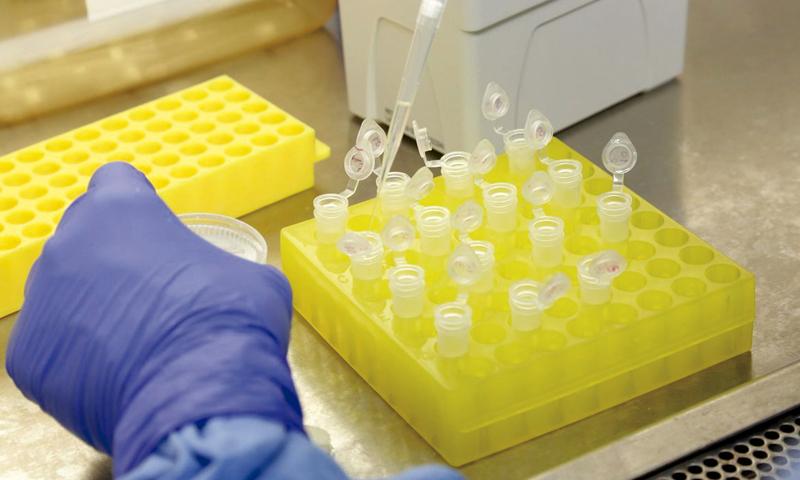 Uma pessoa contaminada e não isolada  pode passar a doença para outras seis