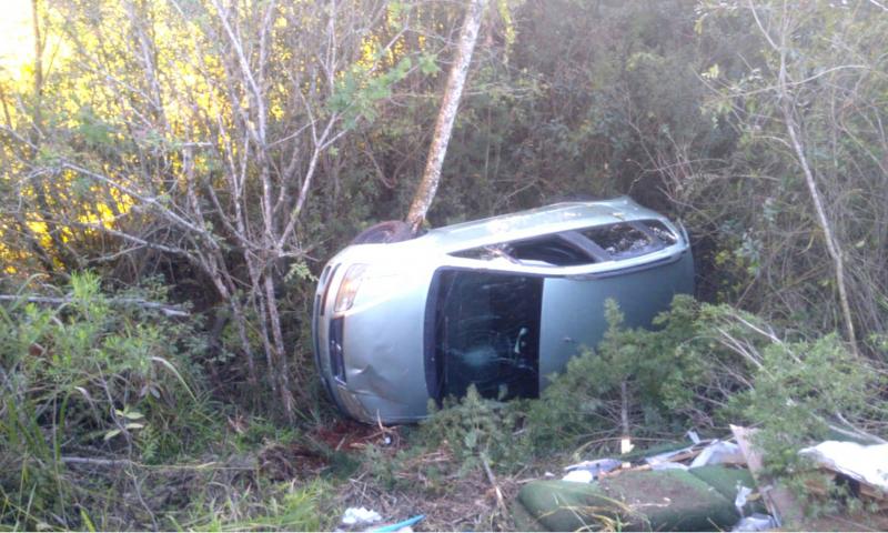 Veículo cai em ribanceira após colisão no Trevo da Morte 