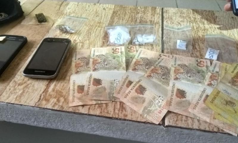 Indivíduo preso e drogas apreendidas pela Polícia Militar na Dona Fina