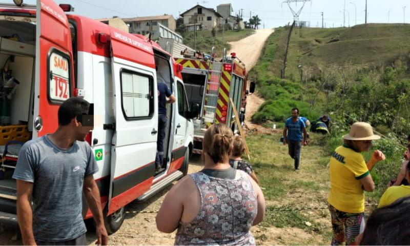 Veículo cai em ribanceira após capotar no Rivabem e casal fica ferido