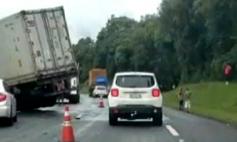 Carreta desgovernada causa acidente na descida da Serra de São Luiz do Purunã