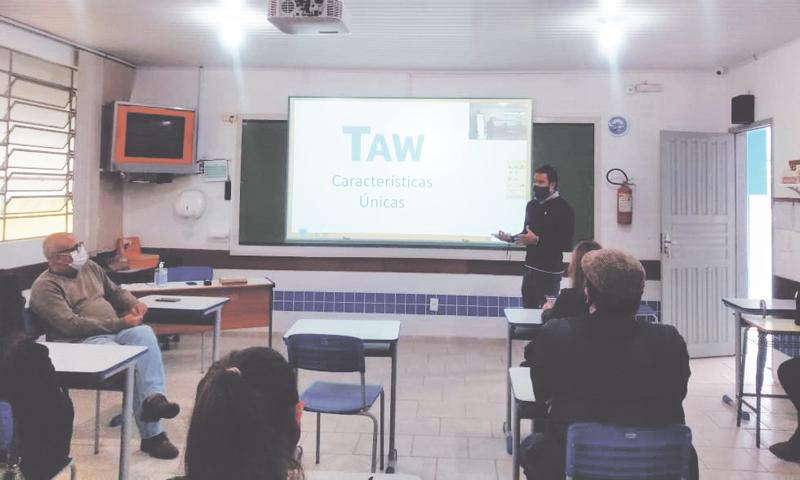 Projeto piloto de lousa digital em colégio de Campo Largo 