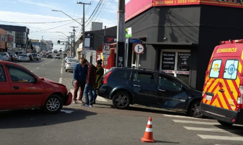 Passageira ferida em colisão entre veículos na Centenário