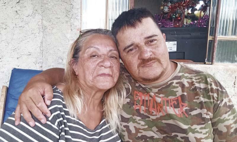 Homem reencontra a família 39 anos depois com ajuda da internet