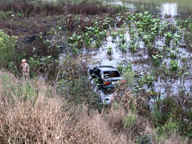 Veículo desgovernado cai dentro da represa do Passaúna na Ferraria