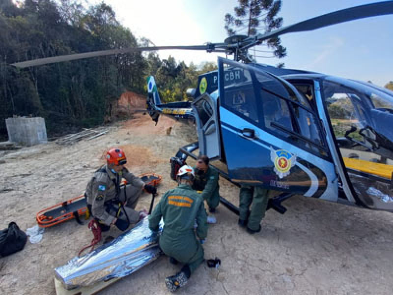 Idoso socorrido pelo BPMOA após sofrer queda em trilha no interior de Campo Largo