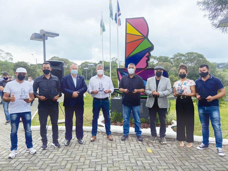 Escultura comemorativa de 150 anos de Campo Largo é inaugurada na Câmara Municipal