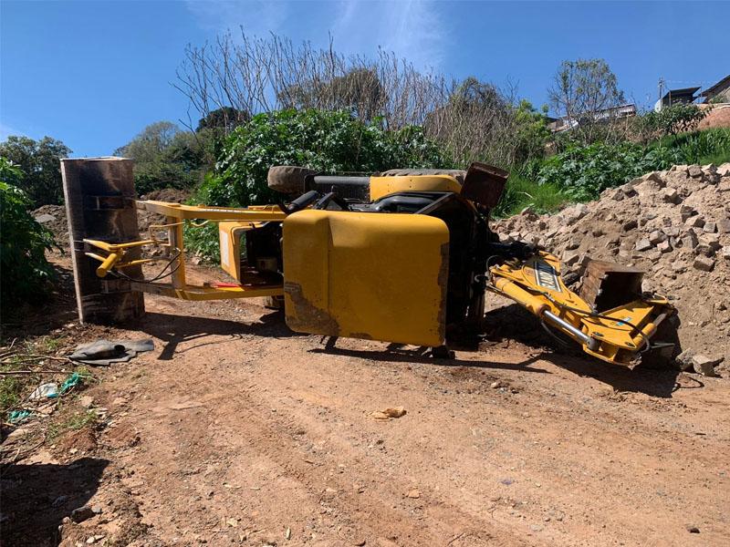 Bombeiros socorrem feridos em tombamento de Retroescavadeira e em queda de moto
