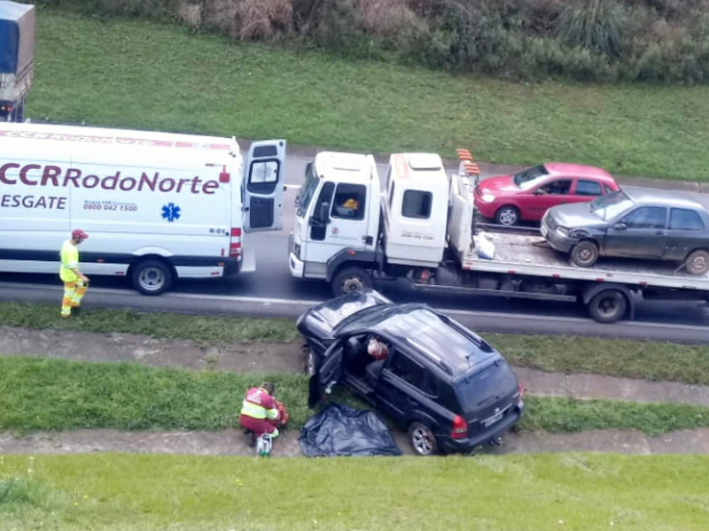 Motorista sai da pista, colide em placa e depois de capotar morre ao lado do carro