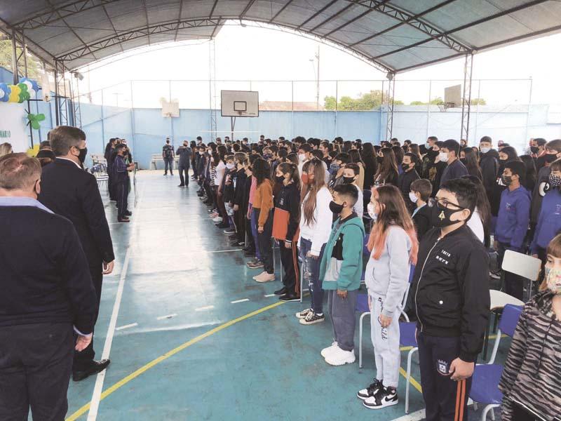 Estudantes do Colégio Cívico Militar 1º Centenário recebem uniforme da SEED-PR