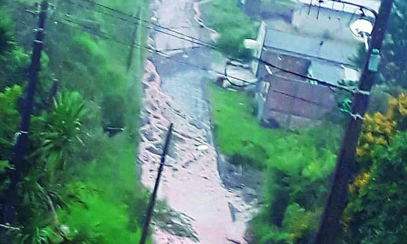 Valas na Rua Nigéria dificultam o acesso de veículos grandes e pequenos