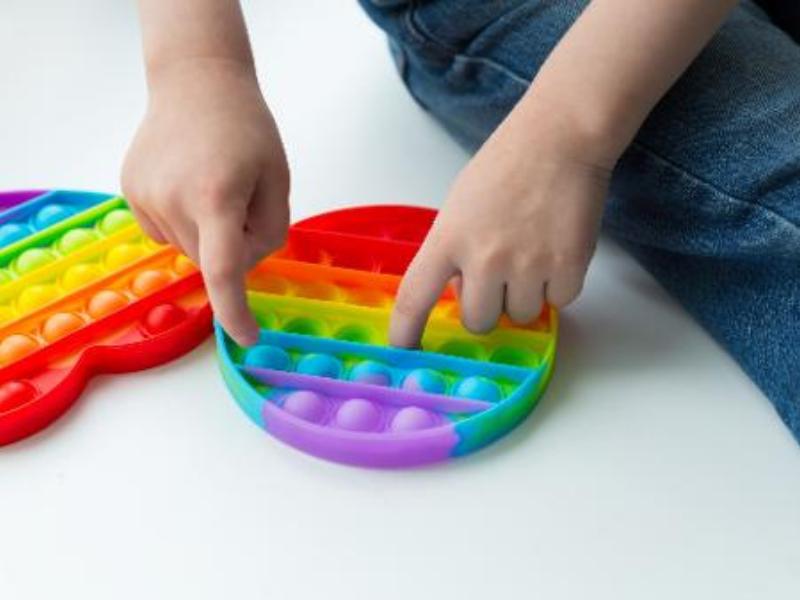 Muito além do antiestresse, os benefícios por trás dos brinquedos sensoriais