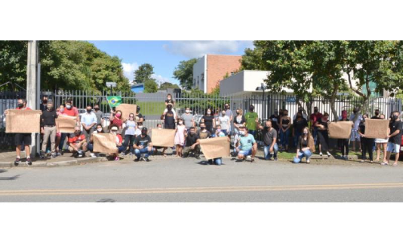 Projetos de Lei que flexibilizariam a abertura dos comércios são rejeitados e comerciantes manifestam na Câmara