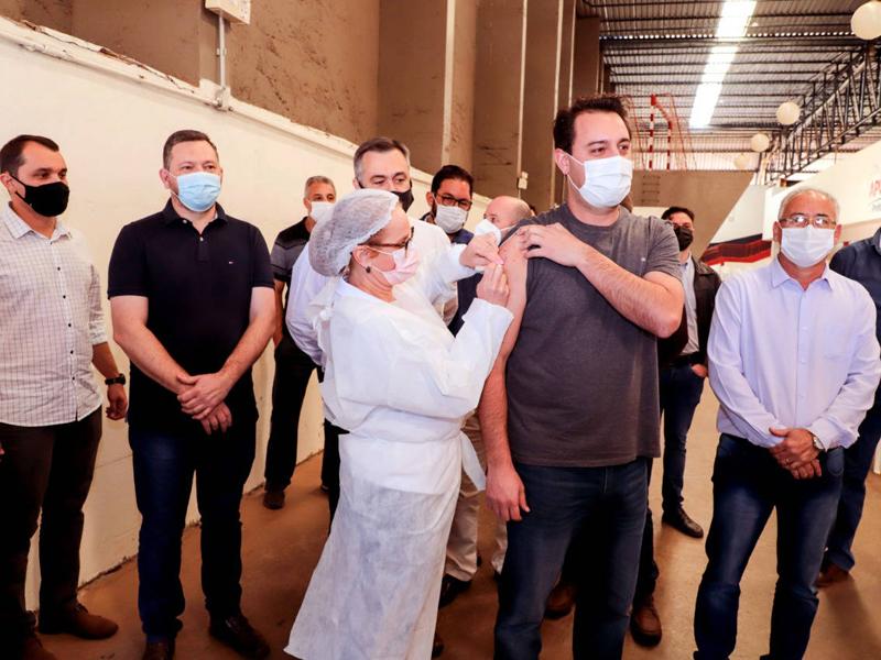 Governador é imunizado em Apucarana, município onde campanha de Domingo a Domingo foi lançada