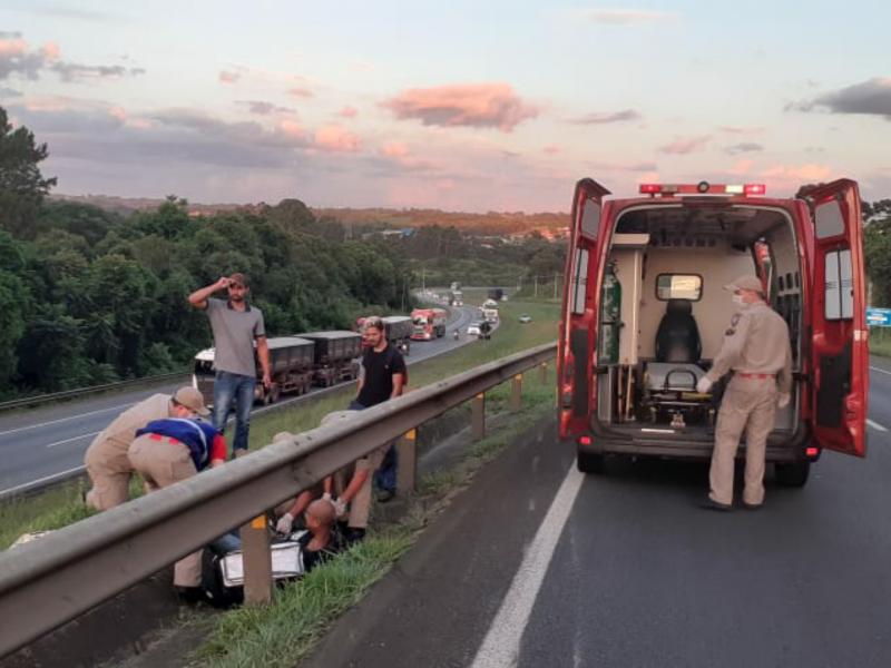 Socorristas do SIATE prestam atendimento a motociclista acidentado na rodovia 277