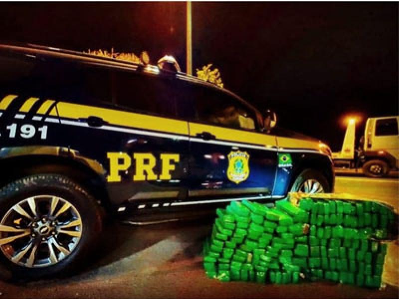 PRF apreende veículo carregado de maconha em Balsa Nova (PR)