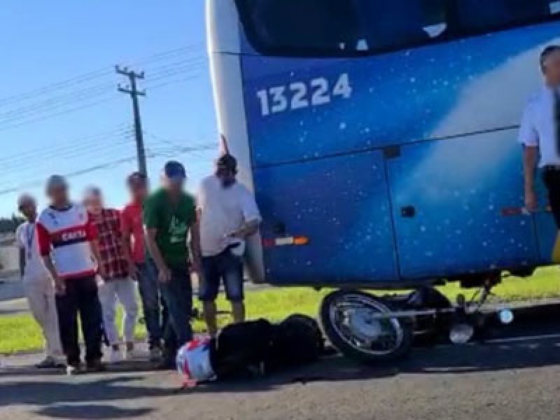 Motociclista socorrido em estado grave após colisão em caminhão na antiga 277