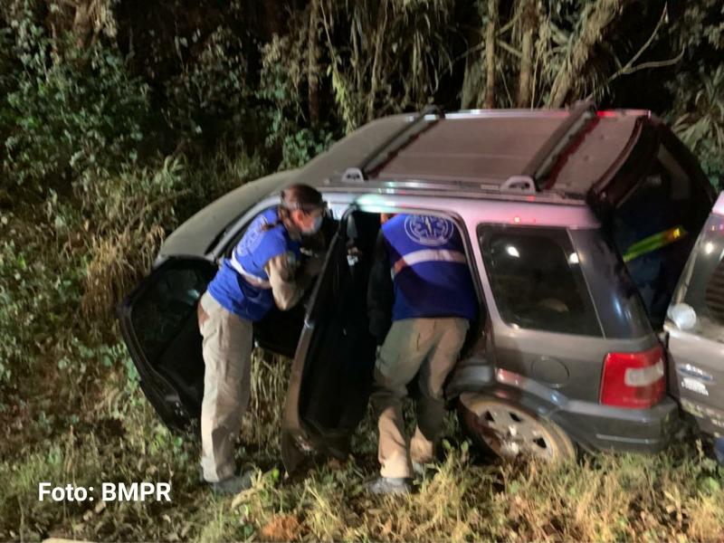 Mulher socorrida pelo SIATE após colisão de veículo em barranco