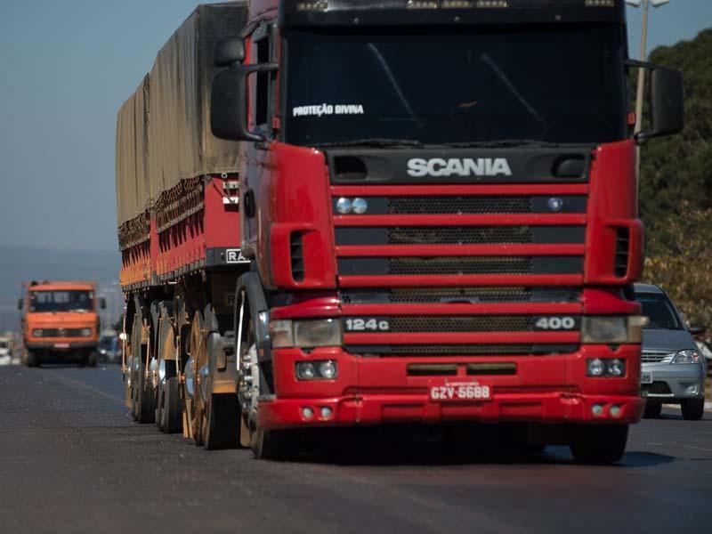 Motoristas de caminhões e ônibus sem exame toxicológico pagarão multa