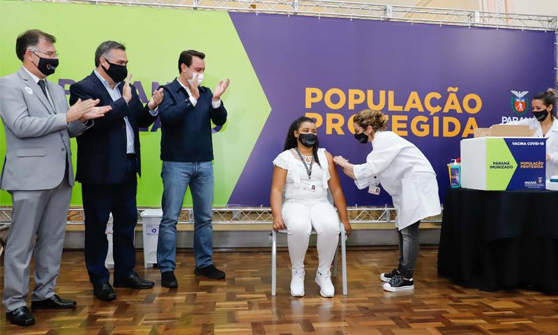 Enfermeira do Hospital do Trabalhador é a primeira a ser vacinada no Paraná 