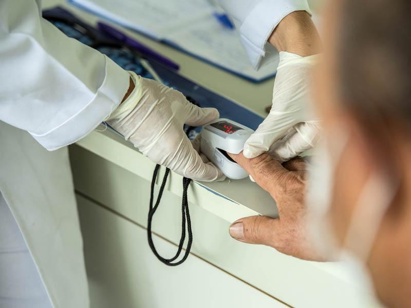 Taxa de transmissão chega ao menor índice do ano; ocupação das UTIs diminui para 81%