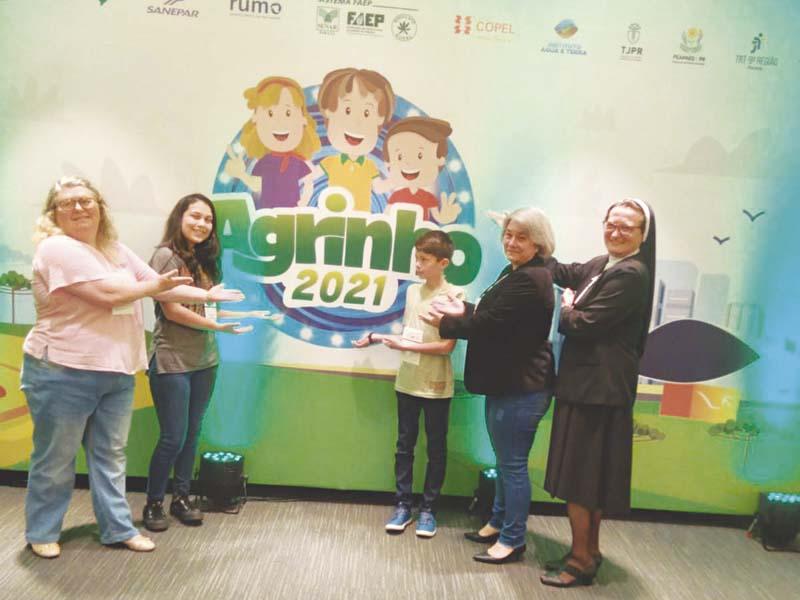 Alunos do Colégio Estadual Sagrada Família recebem premiação do Programa Agrinho