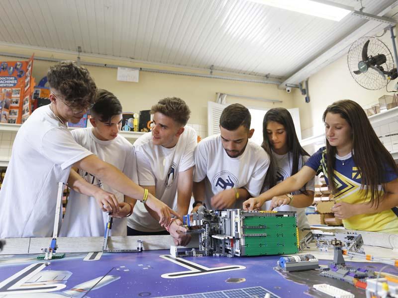 Com educação financeira, robótica e novas plataformas, Paraná moderniza ensino público