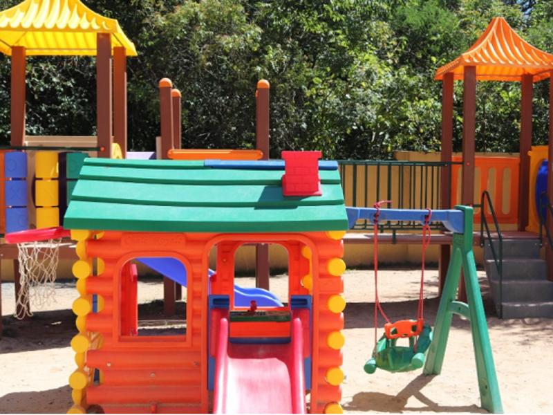 Escolas e CMEIS recebem novos parquinhos, brinquedos e mobiliário