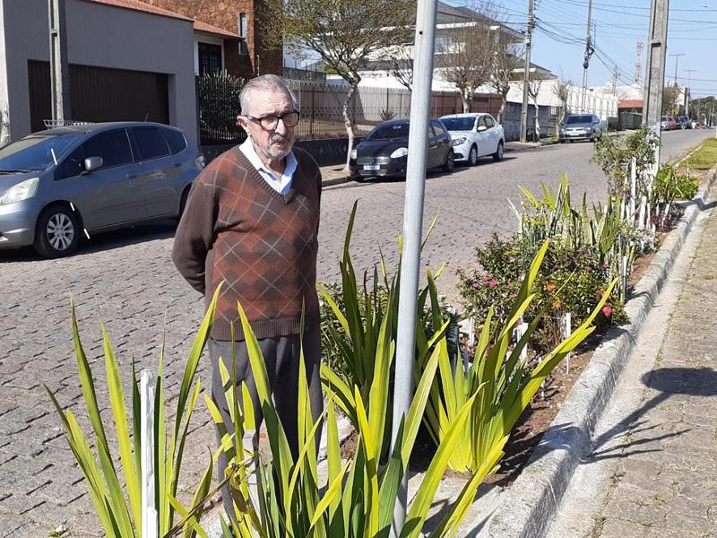 Canteiro da Avenida Arlindo Chemin vem ganhando novas cores de forma voluntária