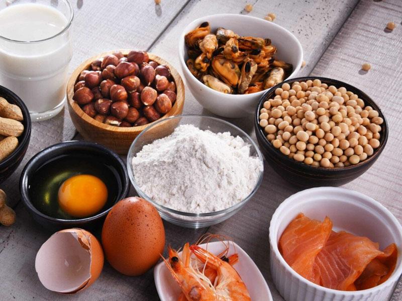 Introdução de alimentos alergênicos na dieta dos bebês precisa ser feita com atenção