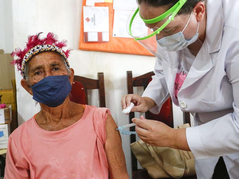 Um ano de vacinação contra a Covid-19 é marcado pela adesão e compromisso dos paranaenses