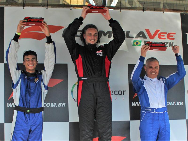 Piloto de Campo Largo se destaca na Fórmula Vee Open 