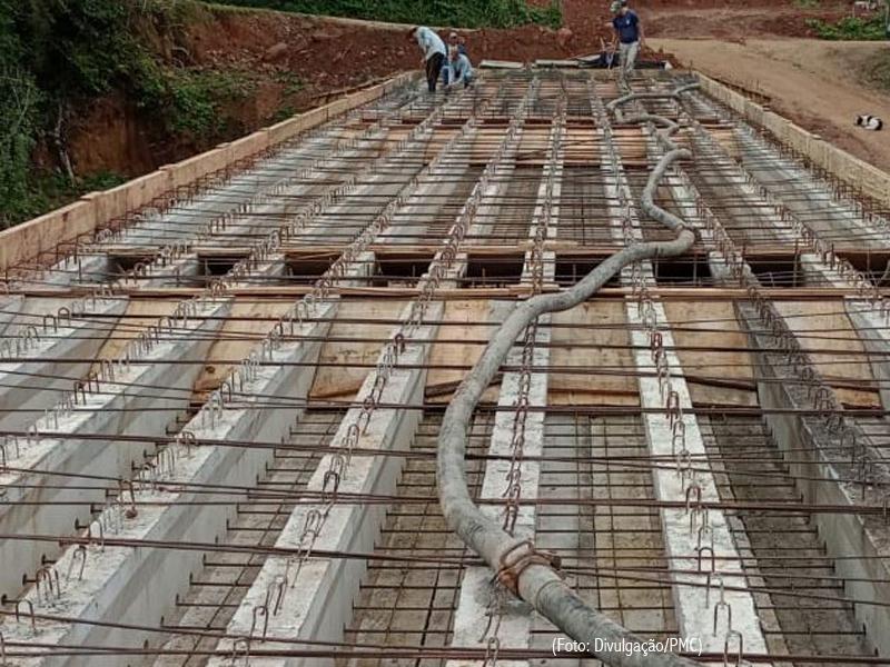 Ponte sobre o Rio Ribeira recebe concretagem