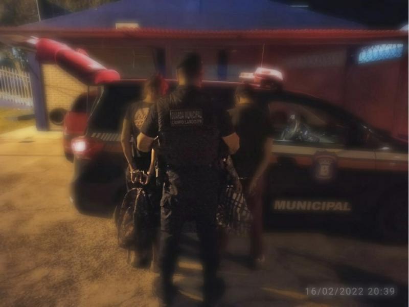 Casal acusado de furto em mercado é preso pela GMCL