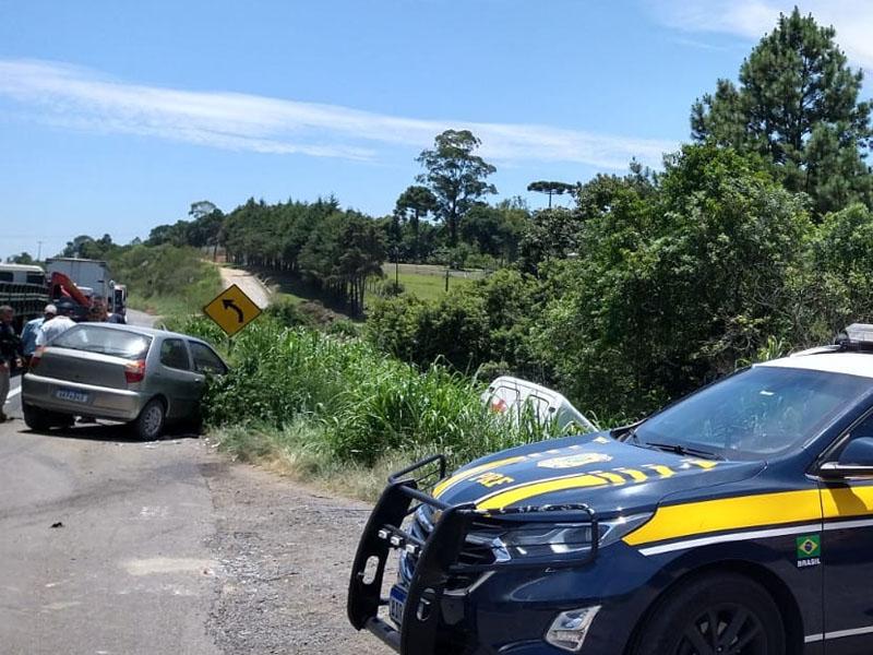 Pálio na contramão colide com ambulância e duas pessoas são hospitalizadas