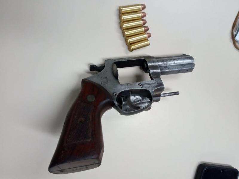 Homem é preso em bar após denúncia de disparo de arma de fogo no Distrito de Bateias