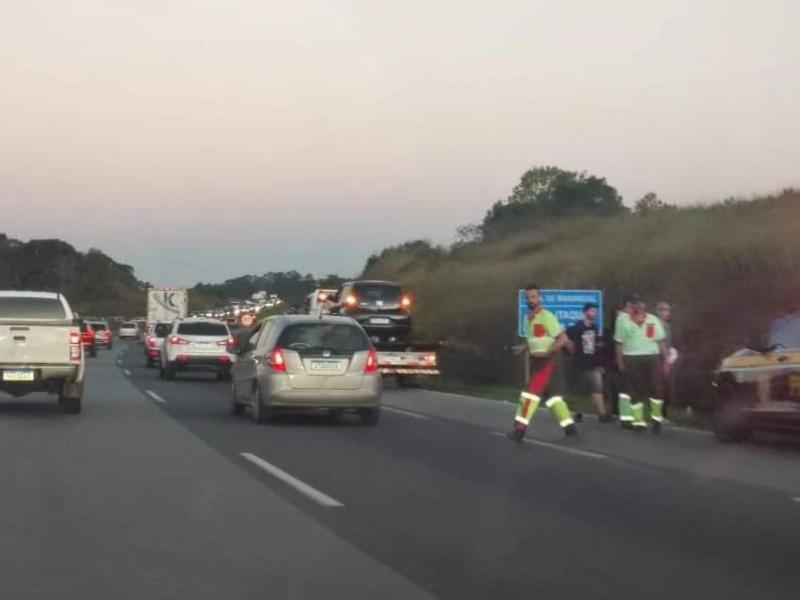 Mulher socorrida pelo SIATE após capotamento na 277 em Campo Largo