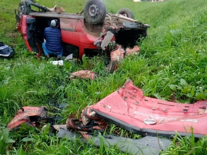 Motorista perde controle do veículo e capota entre as pistas no Km 108 da BR-277